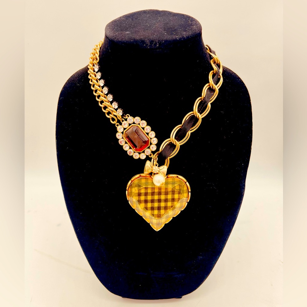Beautiful vintage Betsy Johnson necklace